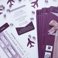 Роскошные приглашения на закрытую вечеринку салона красоты. Приглашение выполнено в виде билета на самолет, использована выборочная лакировка, объемный конверт винного цвета с марками, украшенный шелковой лентой.