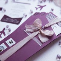 Роскошные приглашения на закрытую вечеринку салона красоты. Приглашение выполнено в виде билета на самолет, использована выборочная лакировка, объемный конверт винного цвета с марками, украшенный шелковой лентой.