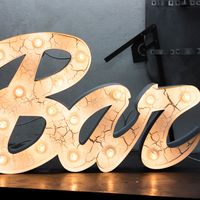 Надпись Bar с лампочками