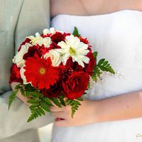 Жених и невеста с букетом невесты в красных тонах из гербер и роз