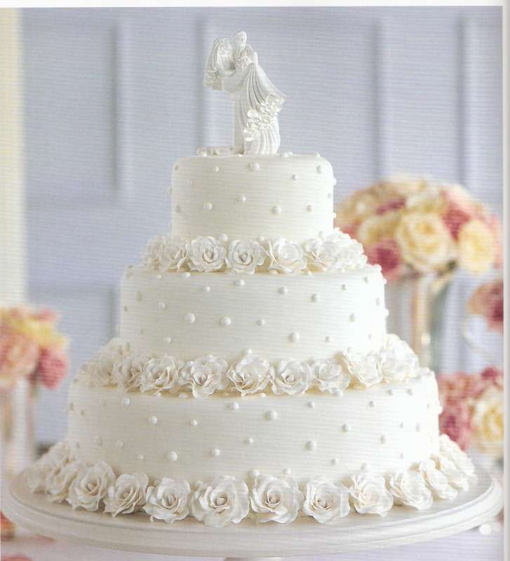 Трехъярусный свадебный торт,  украшенный бусами, сахарными розами и фигуркой молодых - фото 670973 EkaterinaT