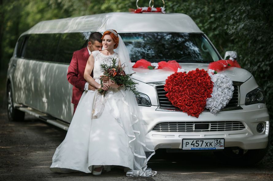 Украшение свадебных авто декоративными цветами