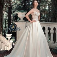 Альфреда.
Великолепное платье, выполненное в нежных персиковых и розовых оттенках. Кружевной корсет эффектно подчёркивающий фигуру плавно переходит в шикарную атласную юбку. Талия выделена аккуратным поясом, а роскошный шлейф является идеальным завершение