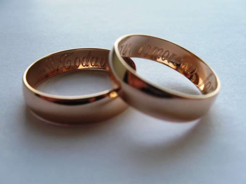 Обручальные кольца их красного золота с гравировкой, на белом фоне. - фото 528298 Graviti - гравировка по металлу