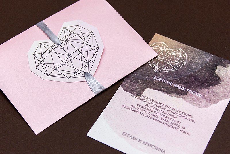 Конверт из тонкой дизайнерской бумаги серии Stardream.
Вкладка и карточка из мелованной бумаги. Карточка двусторонняя
Стоимость - 1,10 у.е
Кольцо из ленты и бирки в форме сердца оплачивается отдельно - фото 12178042 Студия "Печать" - полиграфия