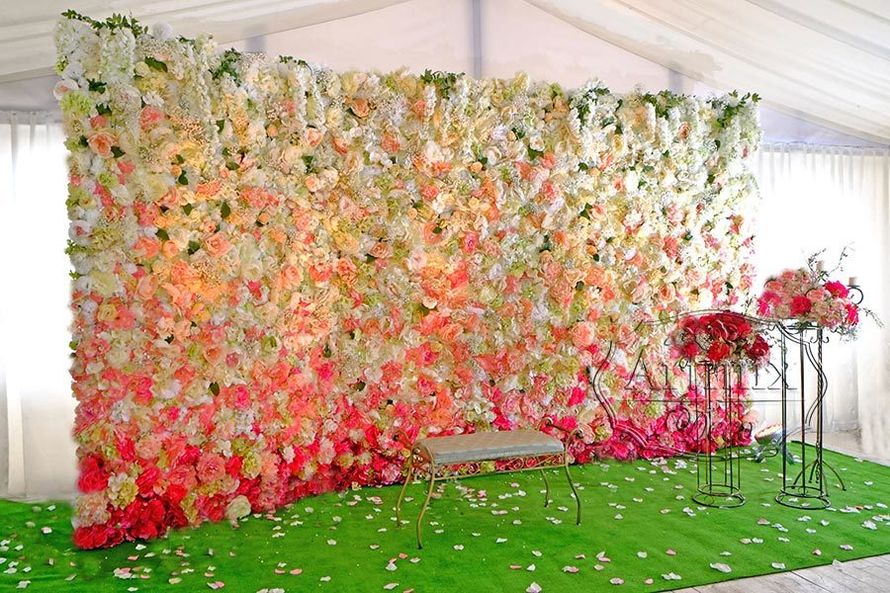 Фотозона из цветов на свадебное торжество