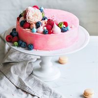 Нежный Йогуртовый торт ,украшенный капельками из  меренги ,розовыми бутонами роз и россыпью свежих ягод.