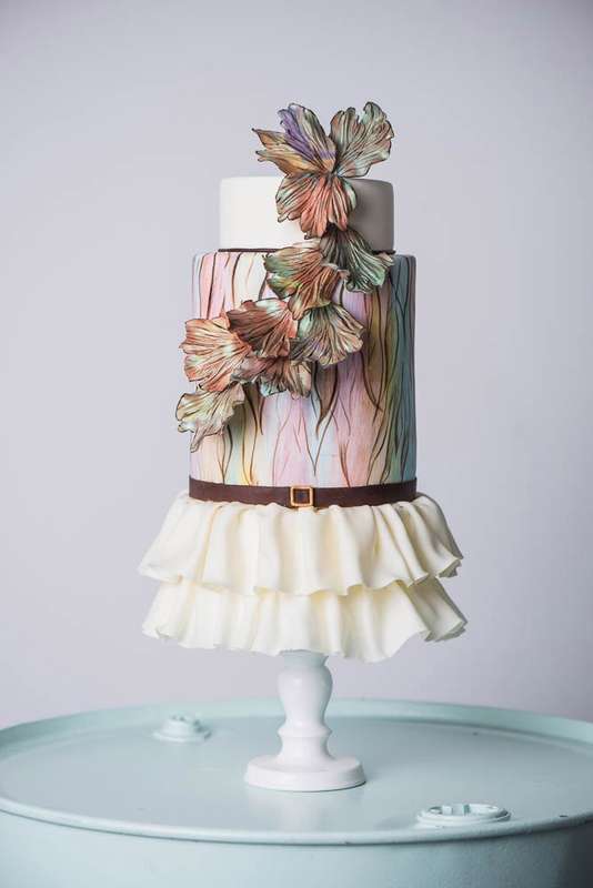 Свадебный торт в ретро стиле ,с гафрированной юбочкой и ремешком из сахарной пасты ,с нежной акварельной росписью и необычной цветочной композицией . - фото 13956226 Кондитерская "Тирамису"