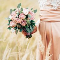 Свадебный букет из роз, цветущего эвкалипта, а так ж серебряной брунии и веточек лизиантуса.