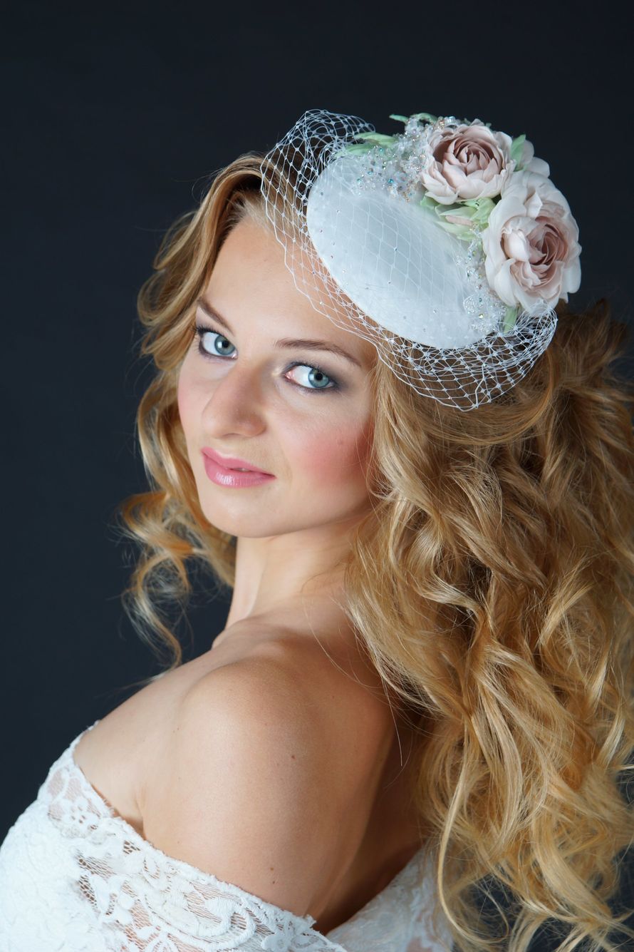 ШЛЯПКА " ВЕНЕЦИЯ"
Основа шляпки имеет  круглую форму, декор расположен на одной стороне шляпки , небольшая вуаль располагается по всей основе . 
Основа шляпки разработана мной (что позволяет сделать практически любую форму)
Обтянута атласом белого  цвета  - фото 12588960 "Elle bride" - свадебный салон