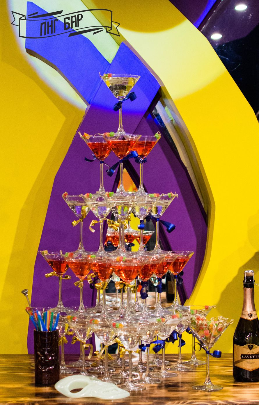 Пирамиды из коктейлей и бокалов шампанского