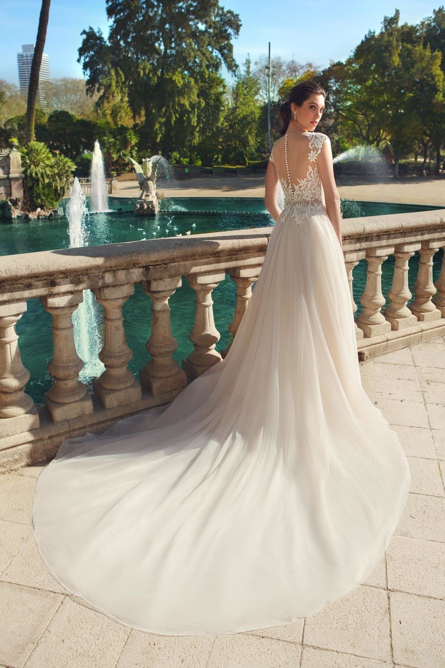 развивающееся платье. свадебное платье голубое. воздушное свадебное платье. платье развивается на ветру. платье бежевое со шлейфом.