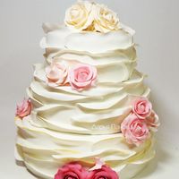 Свадебный торт с воланами и розами, цена за 1 кг