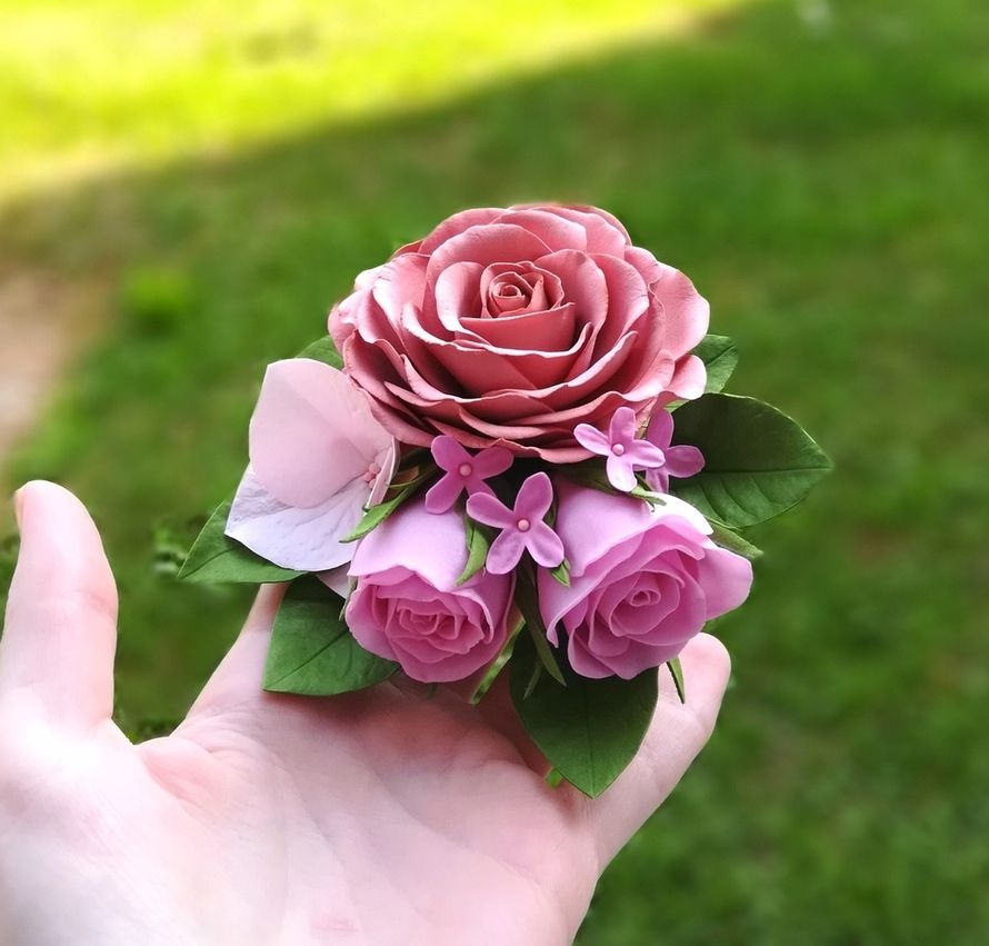 Заколка для невесты с рукотворными цветами. к концу вашего праздника аксессуар останется в таком же идеальном состоянии, ведь ни холод, ни жара, не дождь этим цветам не страшны. Возможно изготовление в любой цветовой гамме. - фото 19039340 Мастерская аксессуаров Надежды Беловой