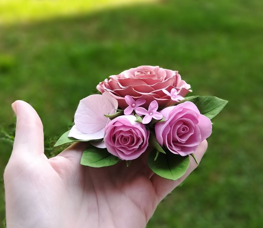 Заколка для невесты с рукотворными цветами. к концу вашего праздника аксессуар останется в таком же идеальном состоянии, ведь ни холод, ни жара, не дождь этим цветам не страшны. Возможно изготовление в любой цветовой гамме. - фото 19039342 Мастерская аксессуаров Надежды Беловой