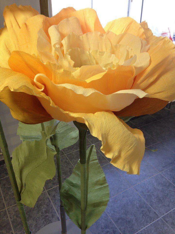 Гигантская роза из бумаги на подставке