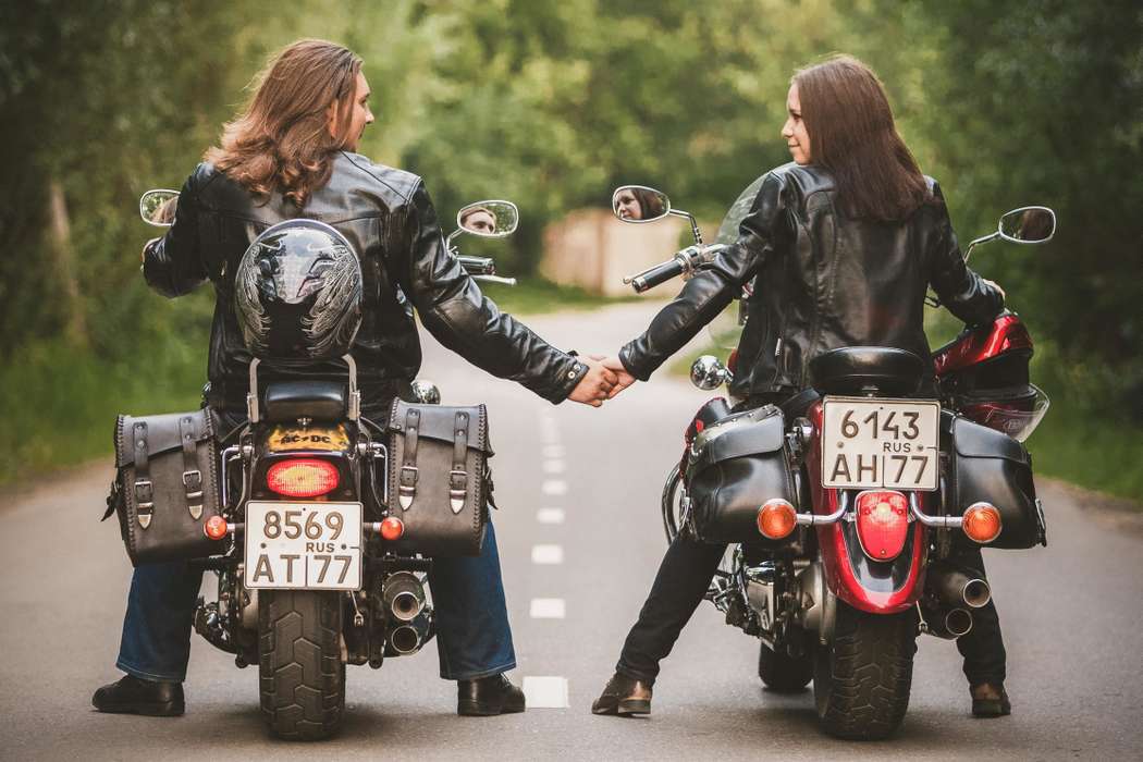Почему мотоцикл. Пара на мотоцикле. Парень с девушкой на мотоцикле. Подружка байкера. Мотоциклы подруги.