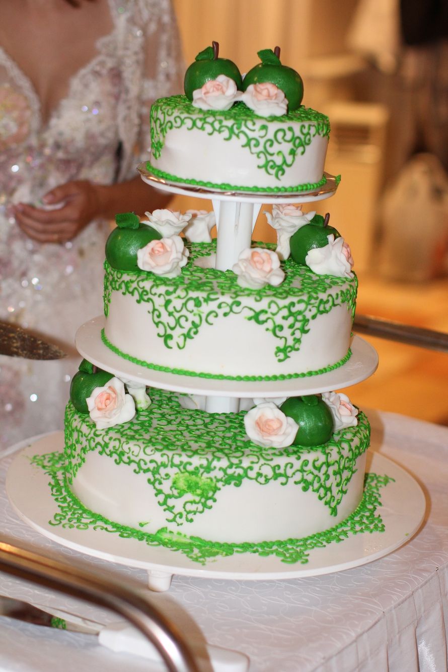 Трехъярусный свадебный торт, белого цвета, украшенный зеленым кружевом и сахарными цветочками - фото 850011 Невеста01