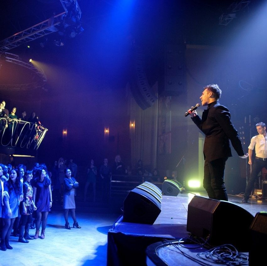 Кавер певец коллинз. Исполнитель каверов. Аэрохит группа кавер домодедовская. Кавер группа band москва. Кавер-исполнитель.