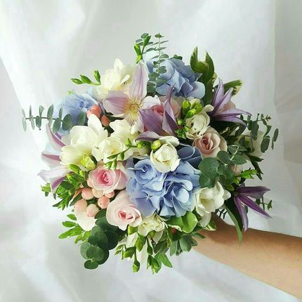 Многосоставный букет невесты из сезонных цветов
