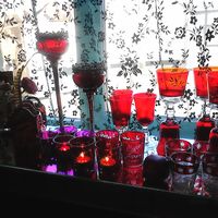 Коллекция посуды из красного стекла в аренду