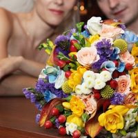 Яркий букет невесты из гортензий, калл, роз и фрезий 
