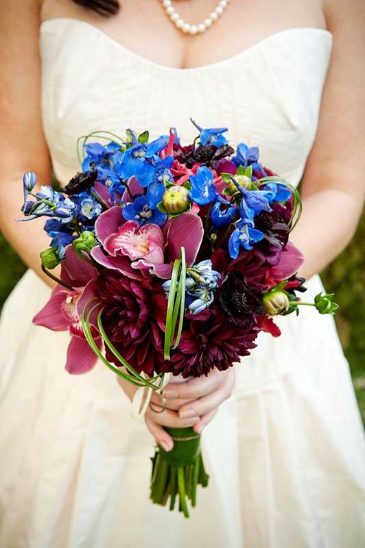 Букет невесты из голубых дельфиниумов, бордовых астр и орхидей   - фото 1298533 Невеста01