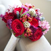 Яркий розовый букет невесты из роз, альстромерий и астр