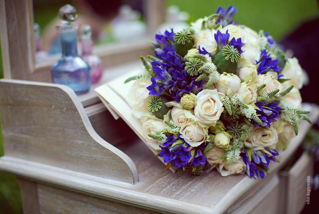 Букет невесты из белых роз, зеленых папаверов, белых эримурусов и синих девясилов в стиле рустик  - фото 2282412 Фотограф Дегтярёва Виктория