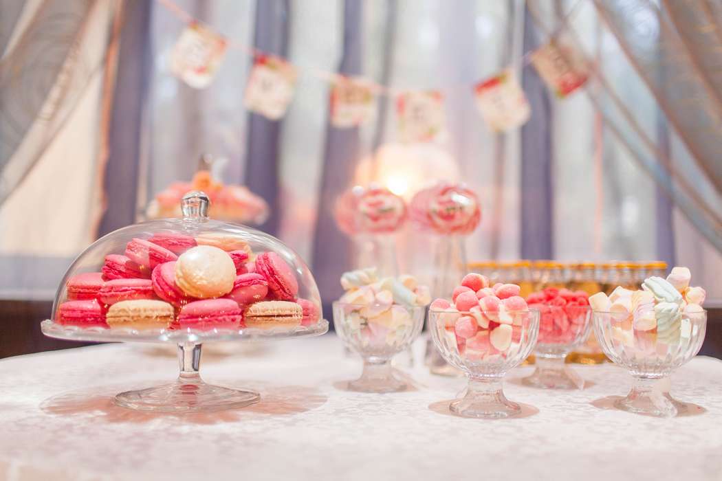 Ассорти сладостей для кенди бара: макарунс бежевого и розового цвета под стеклянным куполом, разноцветные маршмеллоу в конфетницах - фото 1266837 ОльгаСергеевна