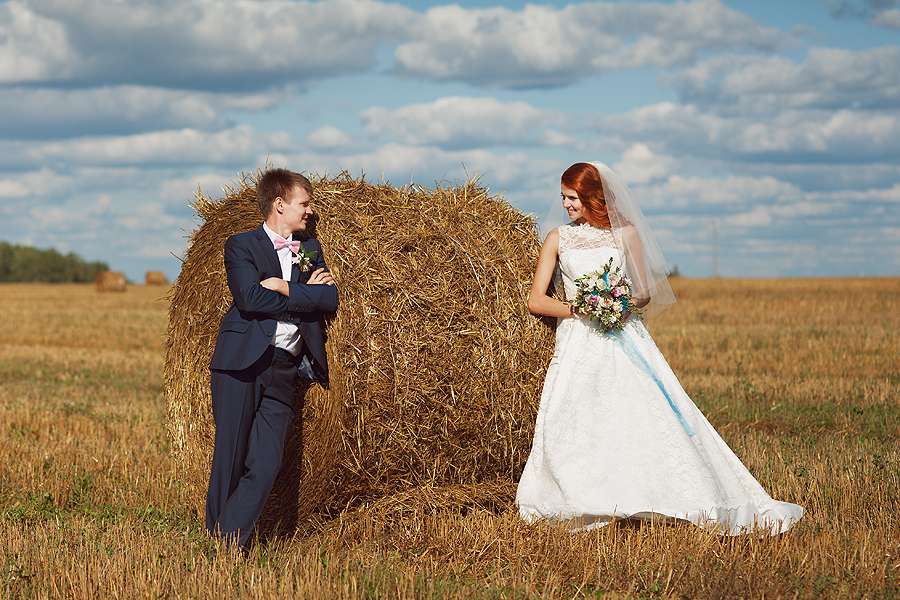 Жених и невеста стоят в поле у стога сена - фото 3199843 А-и-М