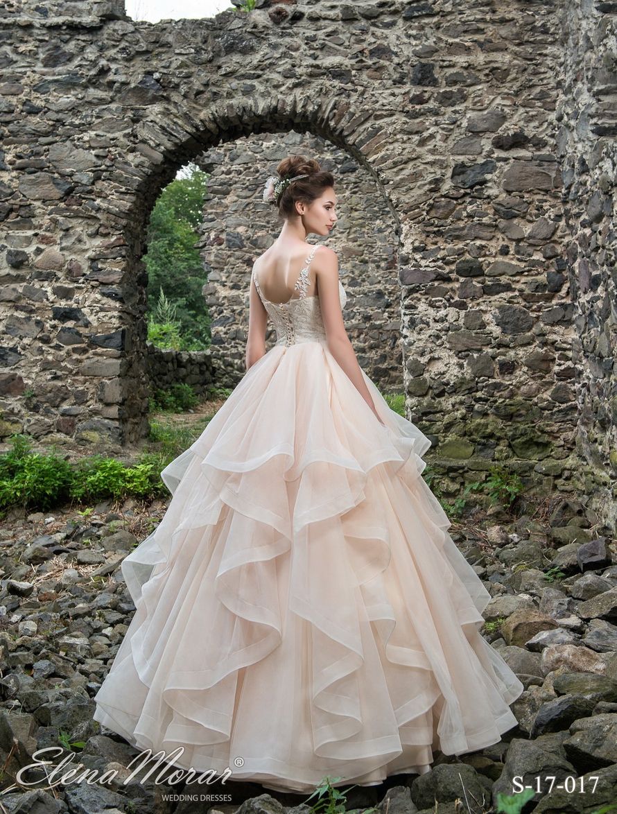 Свадебное платье с воланами на юбке. Свадебное пышное платье с воланами. Свадебные платья с каскадной юбкой