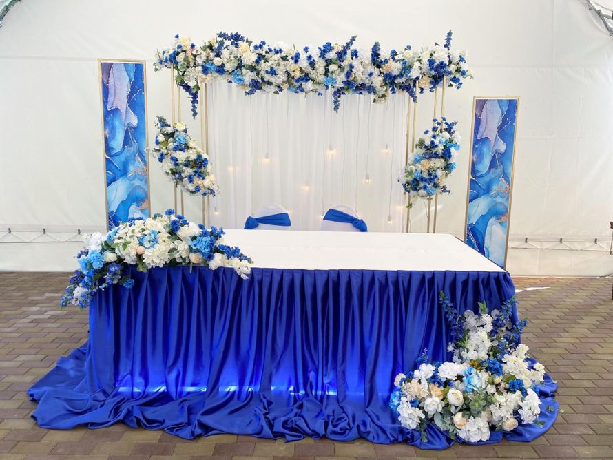 Декор стола молодых синего цвета