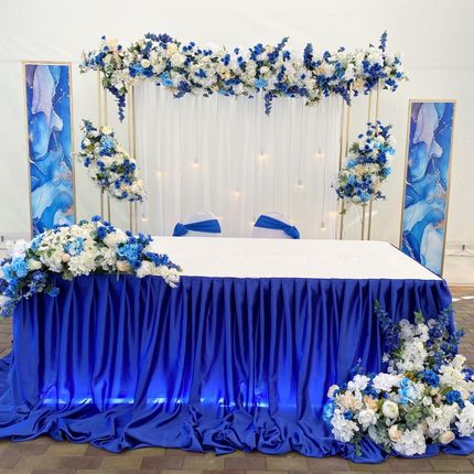 Декор стола молодых синего цвета