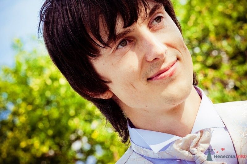 Белая жилетка с белым галстуком и голубой рубашкой - фото 62124 yanechka
