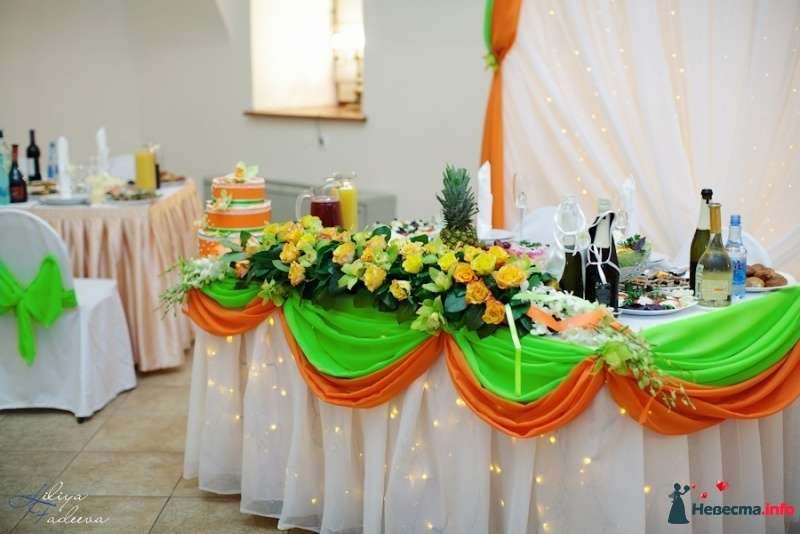 Драпировка тканью стола жениха и невесты, цветочная композиция из роз и орхидей - фото 316329 "FloraNadi" - студия свадебной флористики