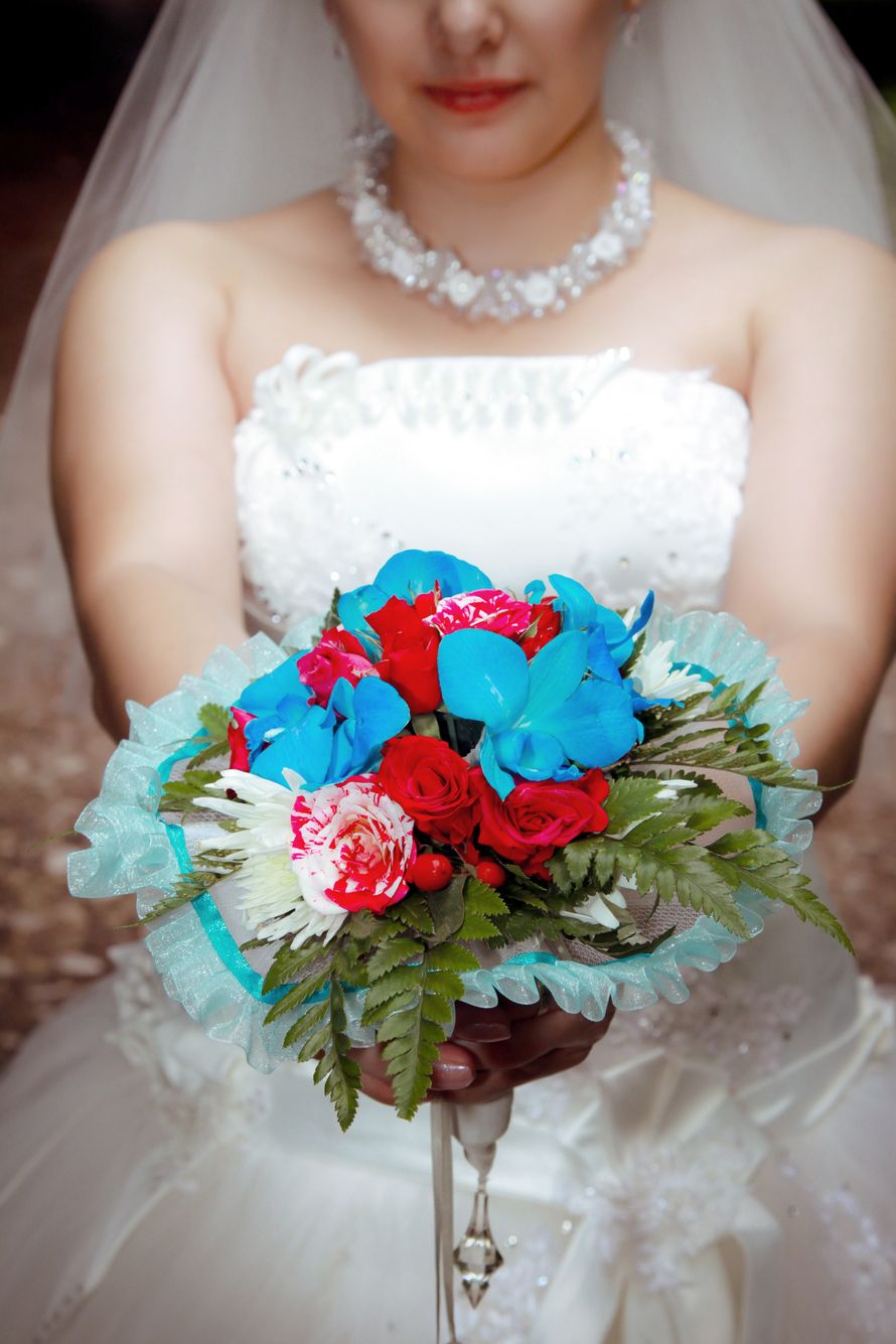 Красно-голубой букет невесты из астр, орхидей и роз - фото 1035685 Ира86