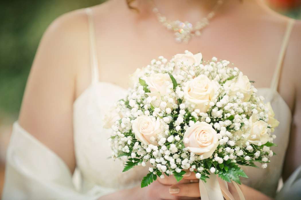 Букет невесты из белой гипсофилы и молочно-белых роз  - фото 2751639 Фотограф Анна Миронова
