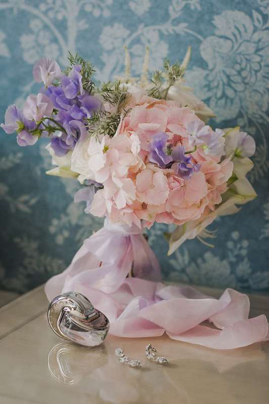 Нежный букет невесты из розовых гортензий и фиолетовых латирусов - фото 2519959 "FlowerRivers" - студия флористики