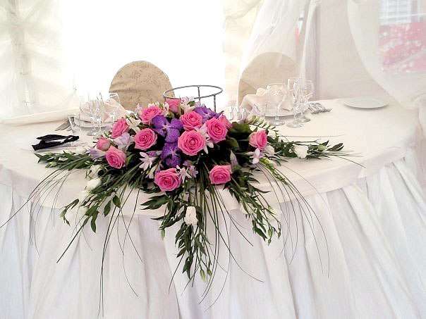 Композиция для декора стола из розовых роз, орхидей Ванды, белых лизиантусов, фрезии, рускуса и берграса.  - фото 2587491 Цветочный магазинчик - услуги оформления