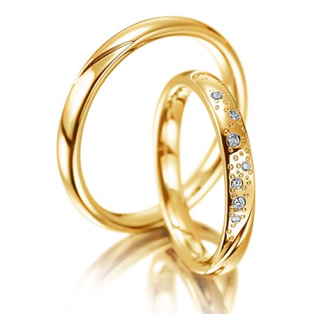 Обручальное кольцо золотое с фианитами 