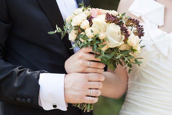 Букет невесты из белых и нежно-розовых роз, зелени и темного седума  - фото 1133495 Петромосквичка