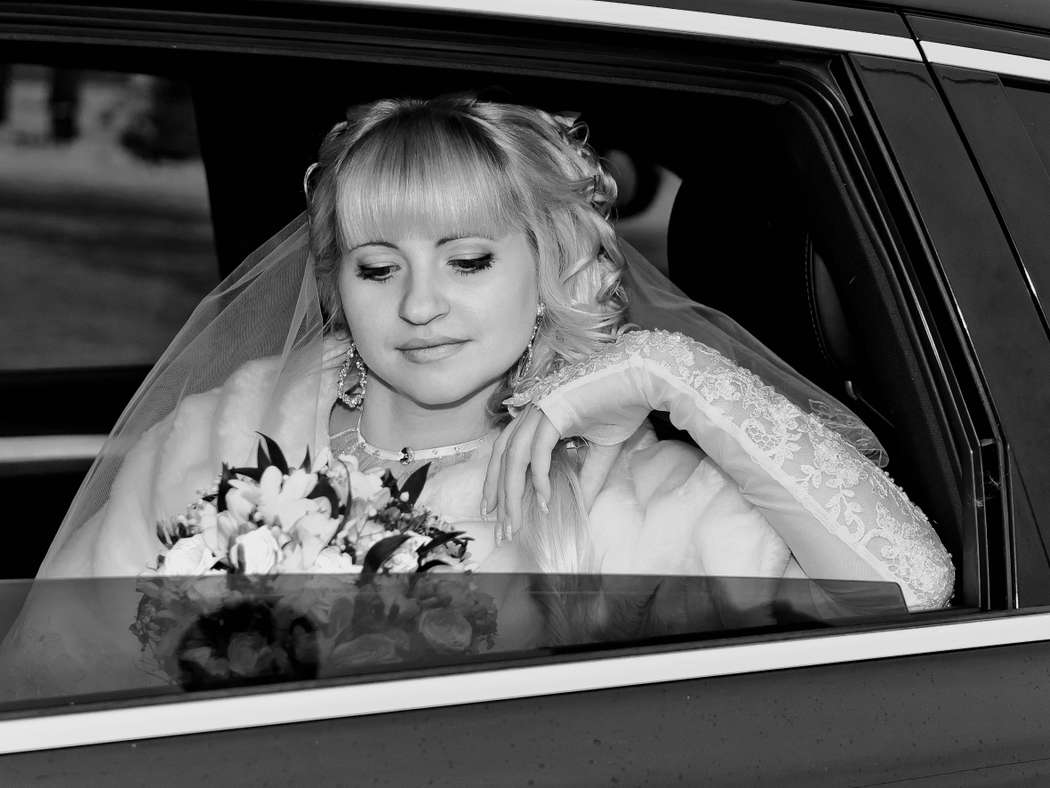 невеста в машине с букетом цветов - фото 872393 Фотограф Владимир Скранжевский