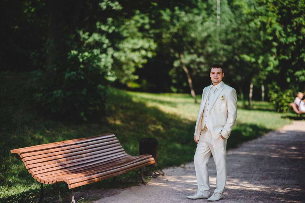 Классический бежевый костюм тройка с бежевым жилетом, белой рубашкой и бежевым галстуком - фото 2149176 Невеста01