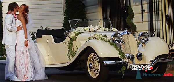 Кадилак молочного цвета, украшенный гирляндами из цветов. - фото 98553 Chanel№5