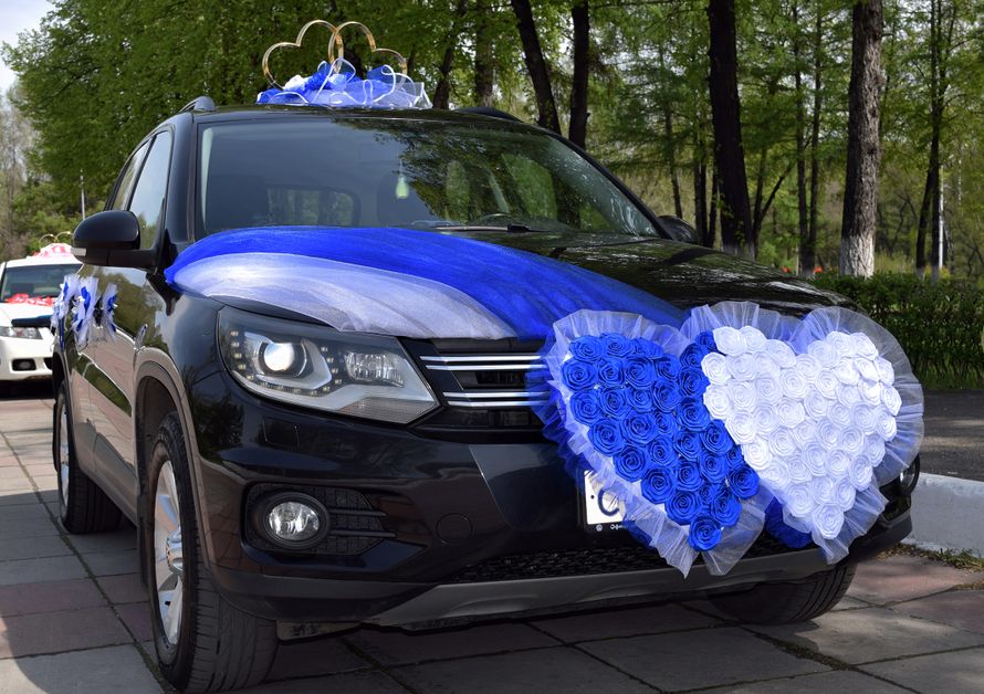 Свадебные украшения на машину напрокат в бело-синем цвете