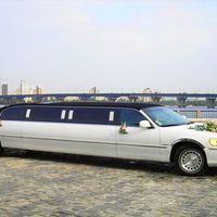 047 Лимузин Lincoln Town Car 120 с черной крышей 