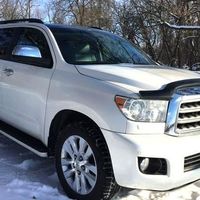 238 Внедорожник Toyota Sequoia белая