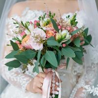 Букет невесты в нежных персиковых тонах с нотками декора