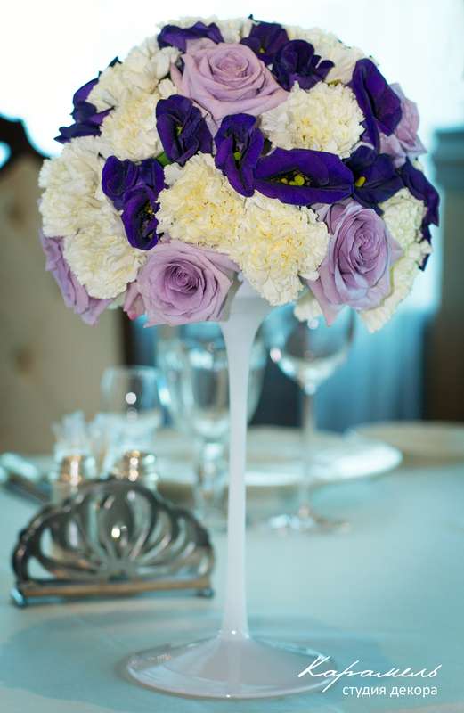 Букет из белых гвоздик, лиловых лизиантусов и сиреневых роз в вазе-мартиннице.  - фото 2631131 Студия декора "Карамель"